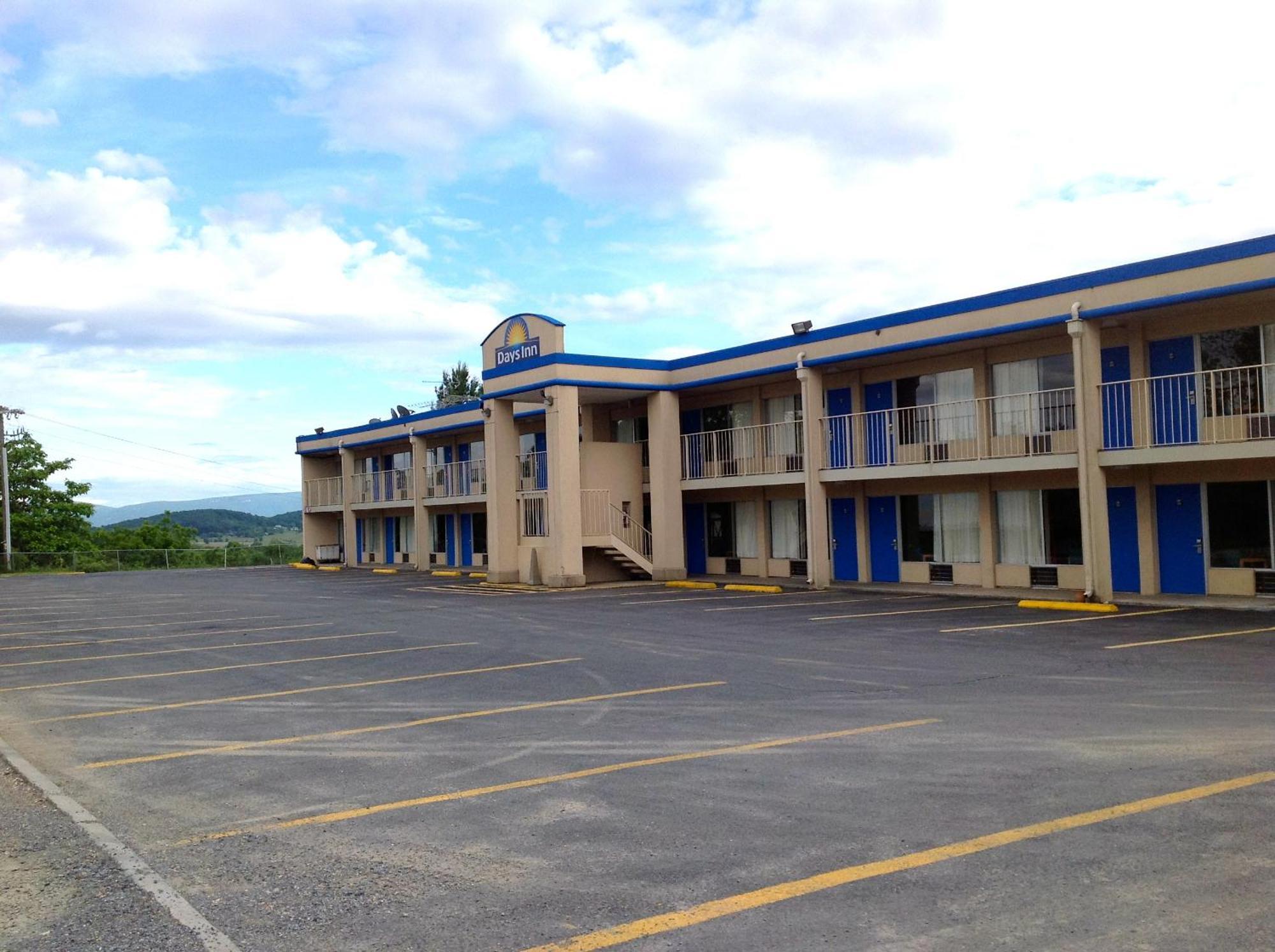 Days Inn By Wyndham Staunton Kültér fotó