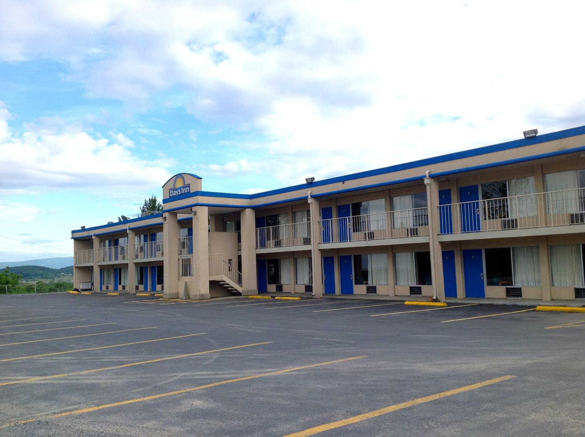 Days Inn By Wyndham Staunton Kültér fotó